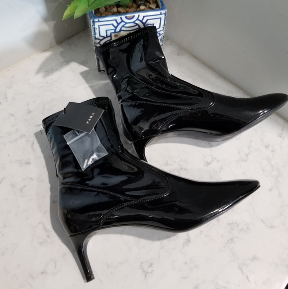 Zara Shoes - 👢ZARA PATENT LEATHER BOOTIES
